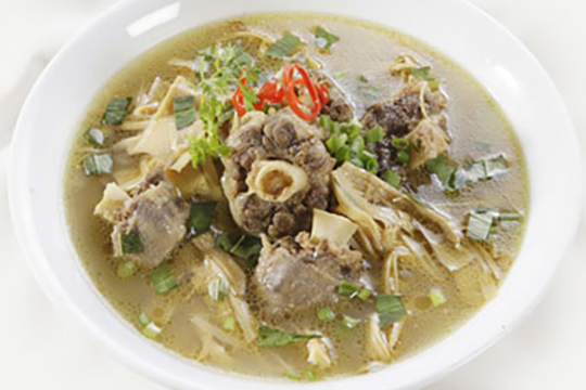 Canh măng khô đuôi bò