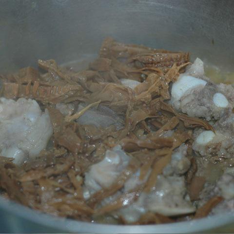 Cách làm canh măng nấu xương