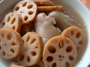 Canh móng giò hầm củ sen