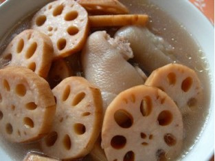 Canh móng giò hầm củ sen