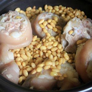 Cách làm canh móng giò hầm đậu nành