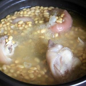 Cách làm canh móng giò hầm đậu nành