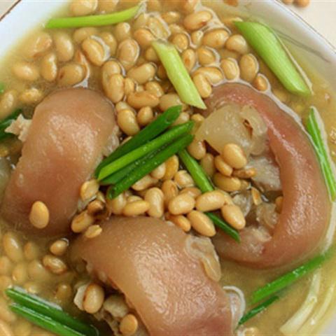 Cách làm canh móng giò hầm đậu nành