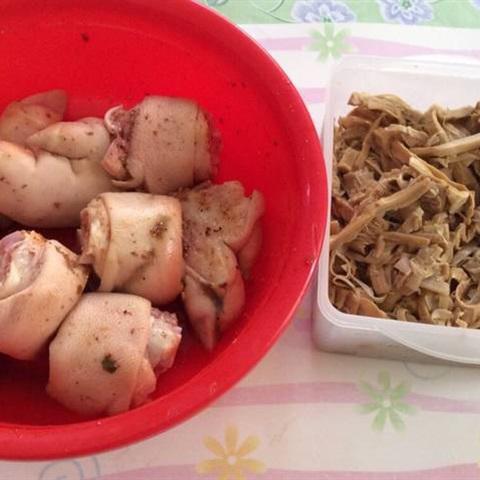 Cách làm canh móng giò heo măng khô