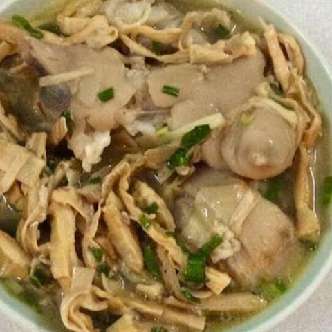 Cách làm canh móng giò heo măng khô