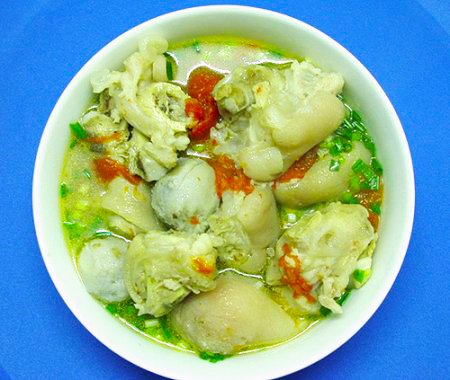 Canh móng giò khoai sọ nấu chua