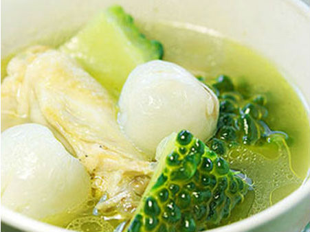 Canh mướp đắng nấu vải thiều