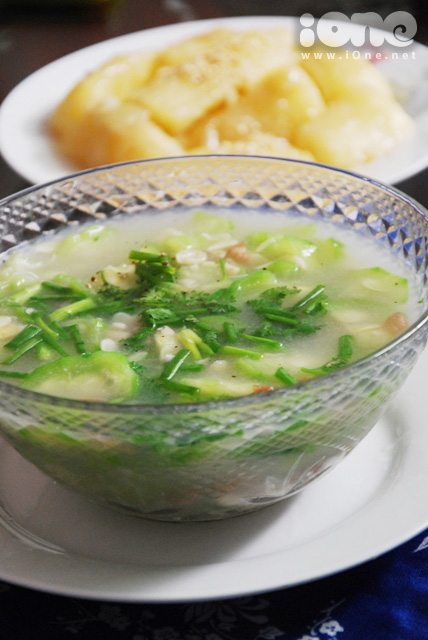 Canh mướp nấu lạc thơm ngon mà vẫn giảm cân