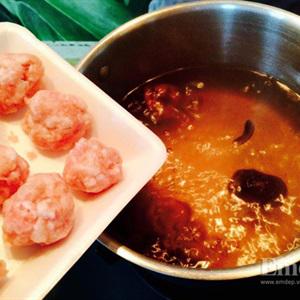 Cách làm canh nấm đậu hũ thịt viên