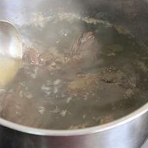 Cách làm canh nấm nấu huyết heo