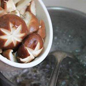 Cách làm canh nấm nấu huyết heo