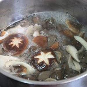 Cách làm canh nấm nấu huyết heo