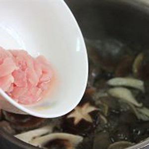 Cách làm canh nấm nấu huyết heo