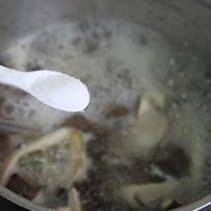 Cách làm canh nấm nấu huyết heo