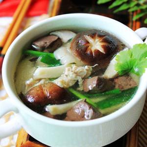 Cách làm canh nấm nấu huyết heo