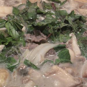 Cách làm canh nấm với thịt bò