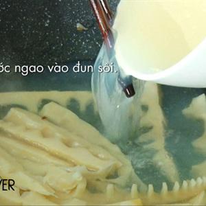 Cách làm canh nghêu nấu măng chua