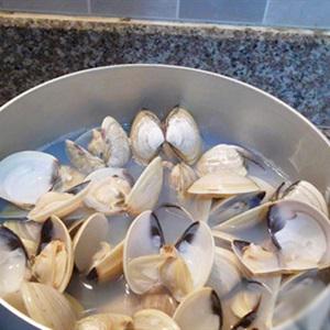 Cách làm canh nghêu nấu mồng tơi