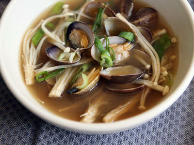 Canh nghêu nấu nấm