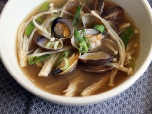 Canh nghêu nấu nấm