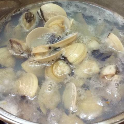 Cách làm canh nghêu nấu rau cải mầm