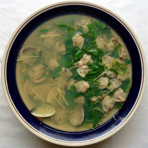 Cách làm canh nghêu nấu rau cải mầm