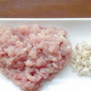 Cách làm canh rau chùm ngây nấu thịt băm