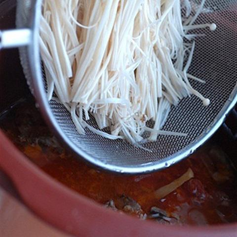 Cách làm canh heo sườn nấm kim châm