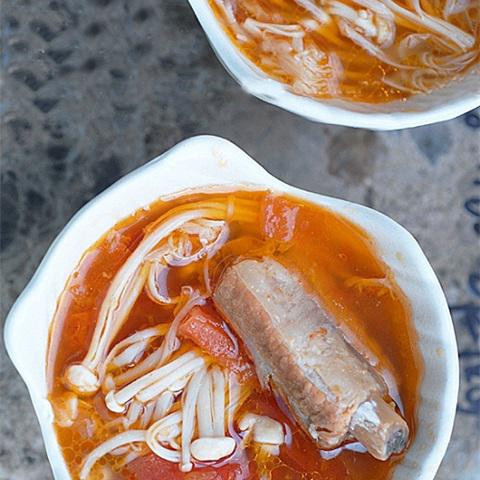 Cách làm canh heo sườn nấm kim châm