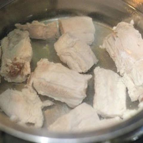 Cách làm canh heo sườn nấm kim châm