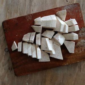 Cách làm canh sườn khoai môn