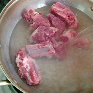 Cách làm canh sườn khoai môn