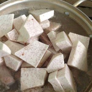 Cách làm canh sườn khoai môn