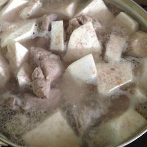 Cách làm canh sườn khoai môn