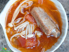 Canh sườn nấm kim châm