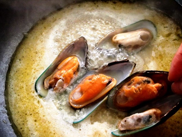 Canh sườn nấm trà tân bổ dưỡng