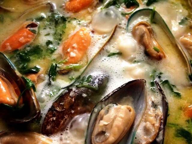 Canh sườn nấm trà tân bổ dưỡng