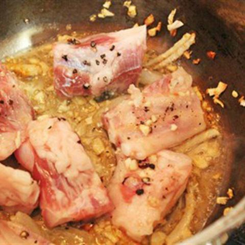 Cách làm canh sườn nấu củ dền