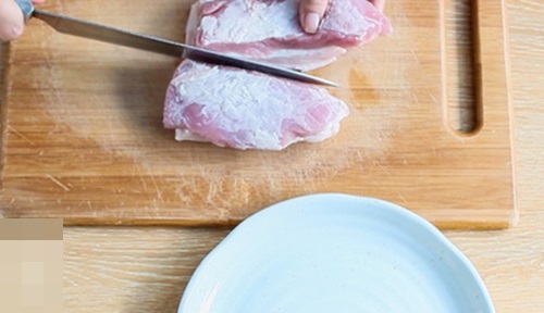 Canh sườn nấu sấu chua dịu, thanh mát mà vẫn đậm đà khó quên