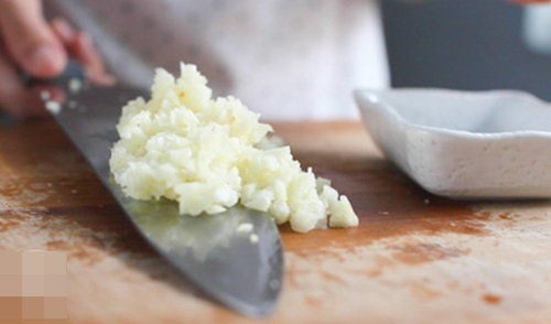 Canh sườn nấu sấu chua dịu, thanh mát mà vẫn đậm đà khó quên