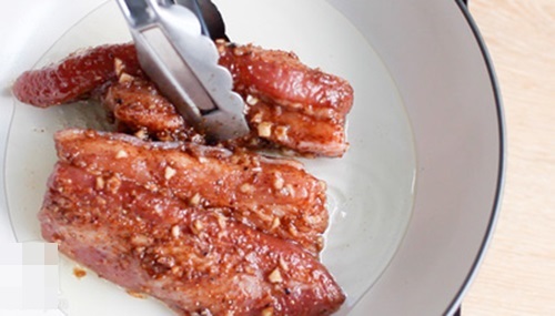 Canh sườn nấu sấu chua dịu, thanh mát mà vẫn đậm đà khó quên