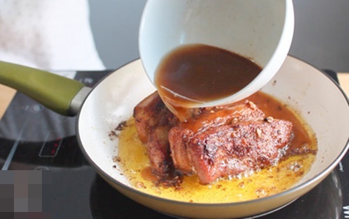 Canh sườn nấu sấu chua dịu, thanh mát mà vẫn đậm đà khó quên