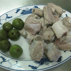 Cách làm canh sườn nấu sấu rau nhút