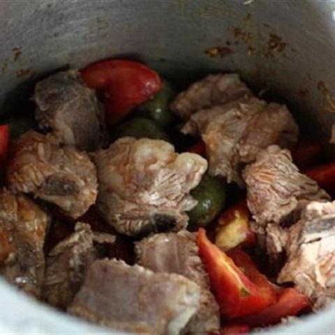 Cách làm canh sườn nấu sấu rau nhút