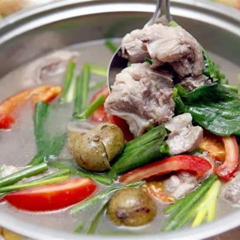 Cách làm canh sườn nấu sấu rau nhút