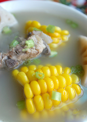 Canh sườn ninh ngô ngọt, củ sen