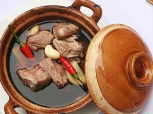 Canh sườn non nấu các vị thuốc