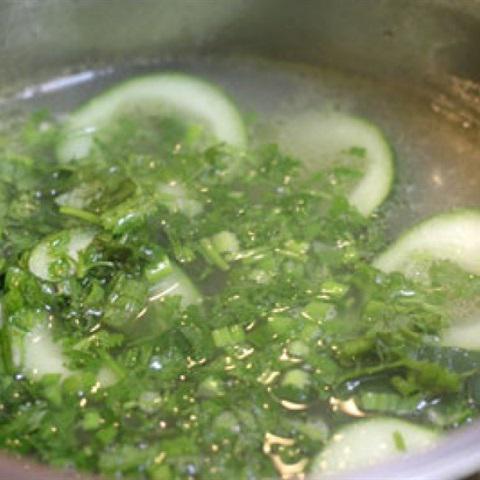 Cách làm canh sườn non nấu dưa leo