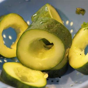 Cách làm canh sườn non nấu dưa leo