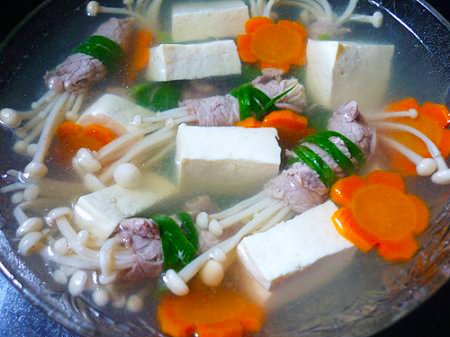 Canh thịt bò cuộn nấm kim châm